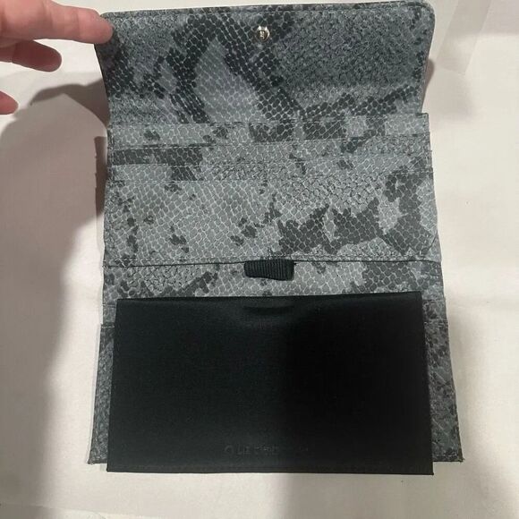 Liz Claiborne NWT Wallet Snakeskin - Picture 2 of 3